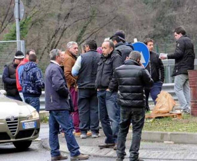 Cave, camion fermi paura di atti vandalici 
