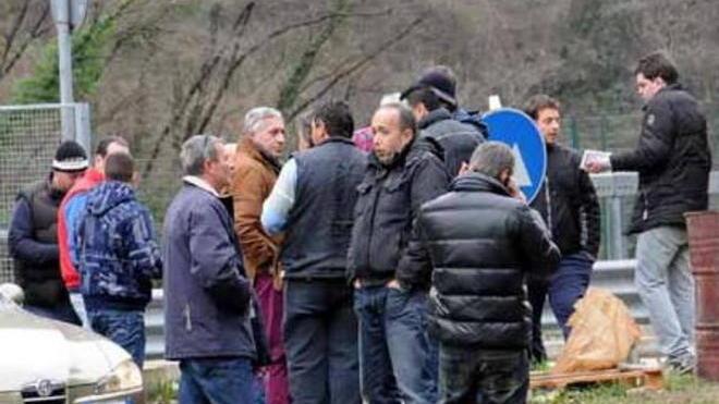 Cave, camion fermi paura di atti vandalici