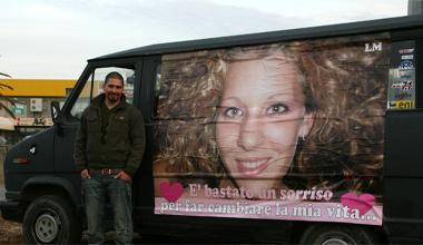 Poster sul furgone per riconquistare la sua ex fidanzata 