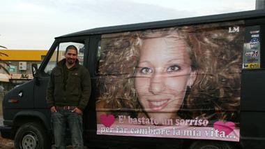 Poster sul furgone per riconquistare la sua ex fidanzata