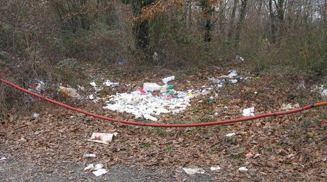 Via delle Cerbaie come una discarica a cielo aperto 