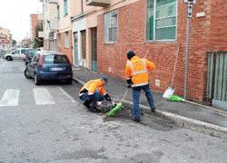 Incidente in via di Salviano, va a sbattere contro una fila di auto in sosta 