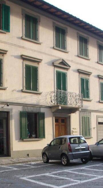 Maxi-furto di Rolex denaro e gioielli davanti al Cicognini 