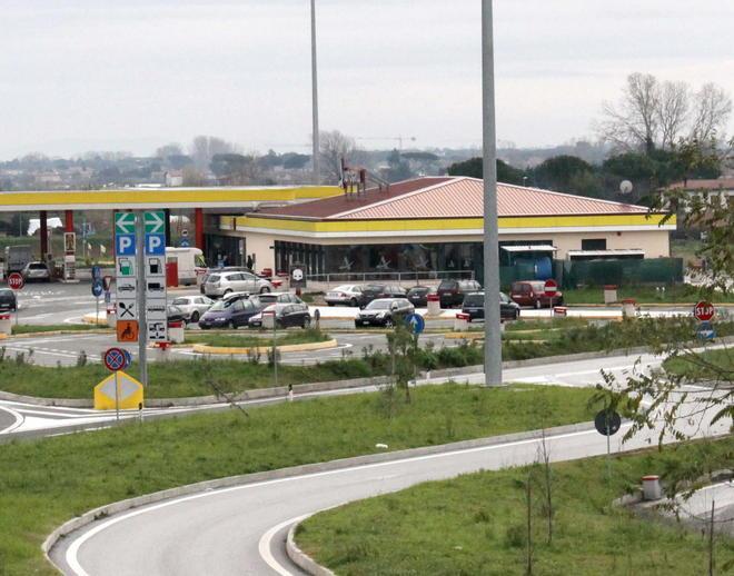 Lo minaccia col coltello e si fa consegnare i soldi 