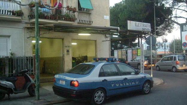 Prima lo picchiano poi l’accoltellano