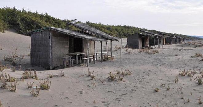 Demolizioni alle capanne dei vip sulla spiaggia 