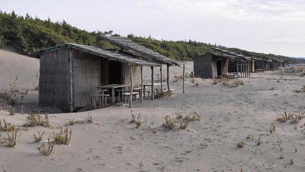 Demolizioni alle capanne dei vip sulla spiaggia