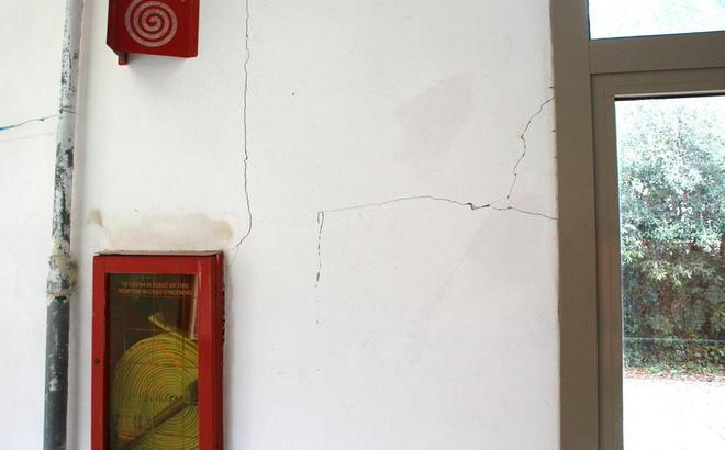 «Ripararsi sotto i banchi, lontano dai vetri» 