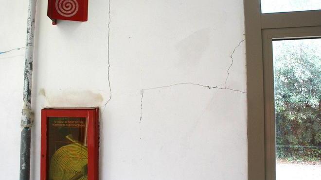 «Ripararsi sotto i banchi, lontano dai vetri»