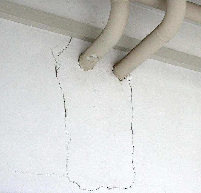 Crepe nei muri, evacuate due scuole 