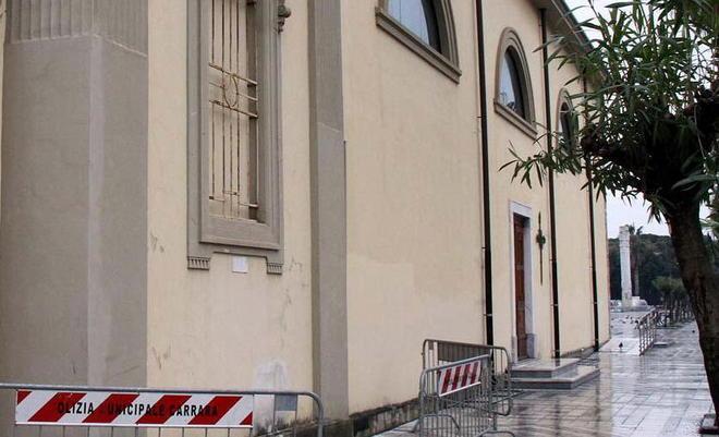 Per le scuole è emergenza, in un liceo crolla il controsoffitto 