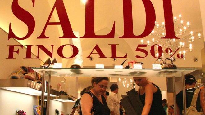 Saldi con super sconti, ma le vendite calano