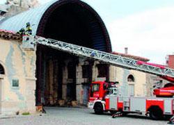 Volano tegole dal tetto di Porta San Marco 