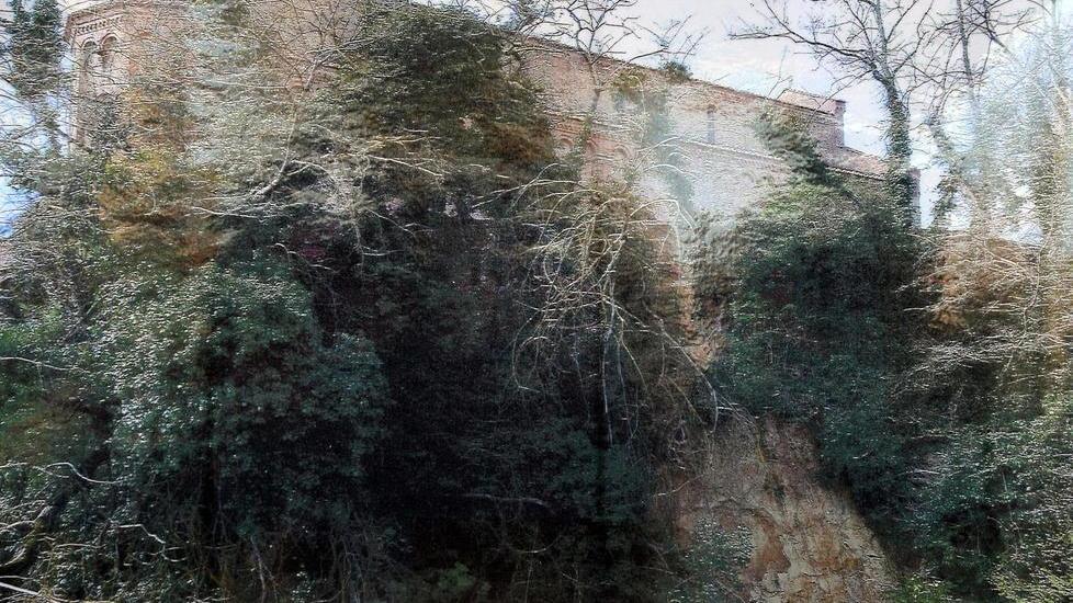 Le riprese di un drone testimoniano come il versante franoso del terrapieno della pieve di San Martino si sia esteso