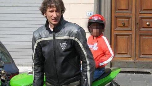 E’ morto fra le braccia della moglie