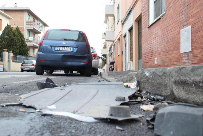Si schianta contro due auto in sosta