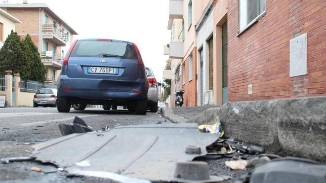 Si schianta contro due auto in sosta