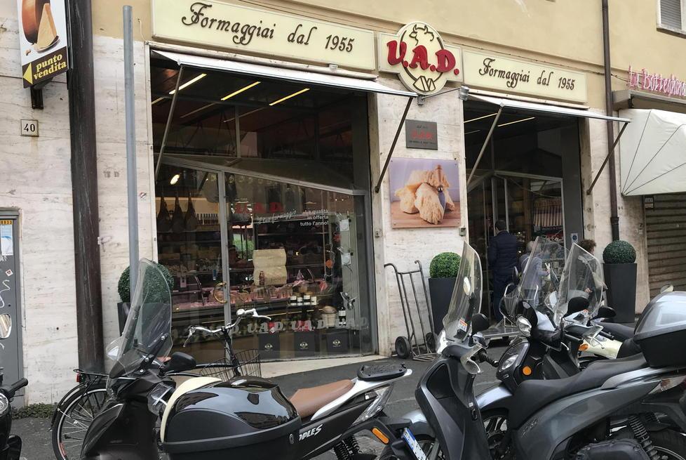 Furto a Vad formaggi, sfondano la porta blindata e rubano 10mila euro 