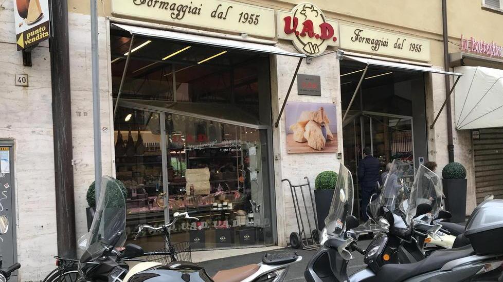 Furto a Vad formaggi, sfondano la porta blindata e rubano 10mila euro