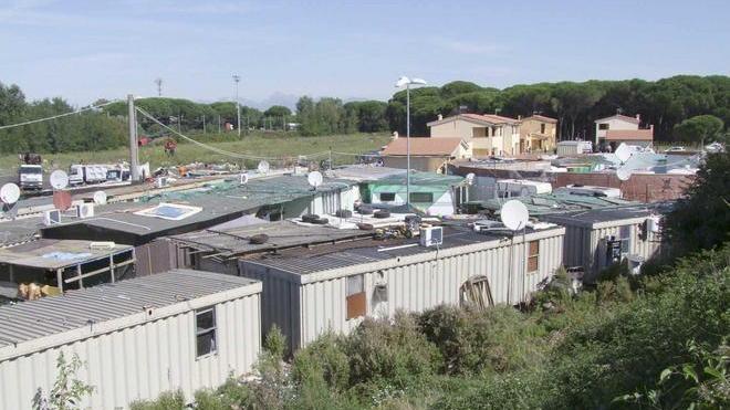 Via da Coltano i rom della bambina-sposa