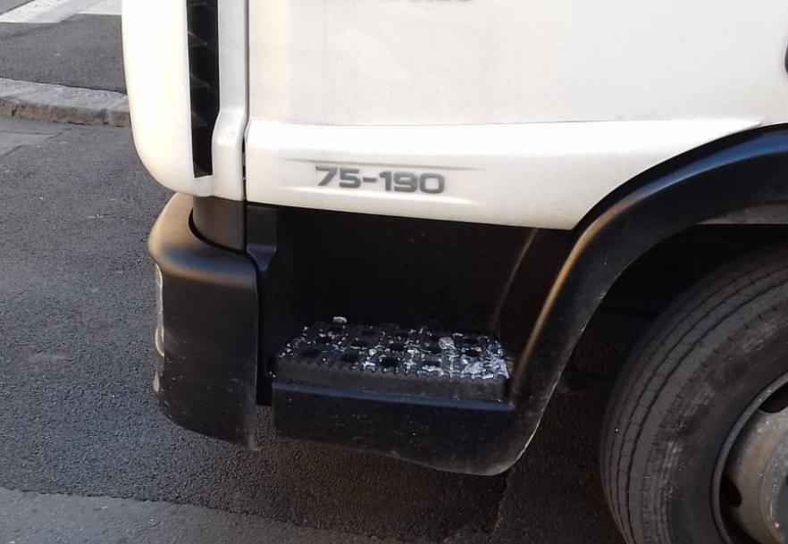 I resti del finestrino spaccato del camion