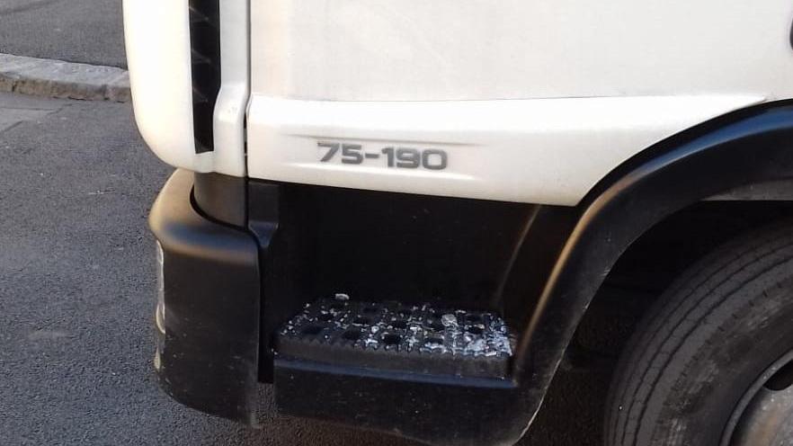 I resti del finestrino spaccato del camion