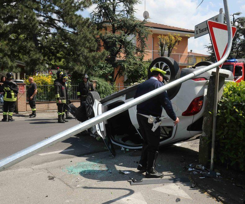 I rilievi della municipale sul'Opel che ha prima abbattuto un palo della luce, ha poi capottato ed è finita contro un muretto in via Toscanini a Castelnovo Sotto