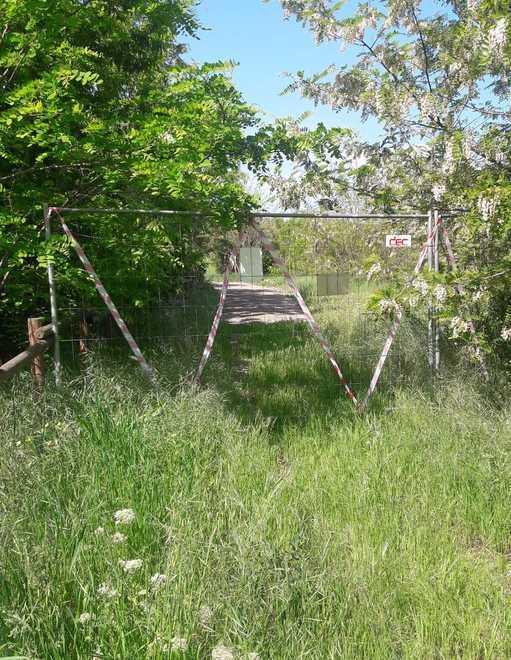 La transenna che chiude la pista ciclopedonale