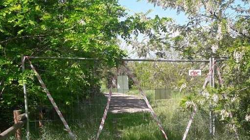 La transenna che chiude la pista ciclopedonale