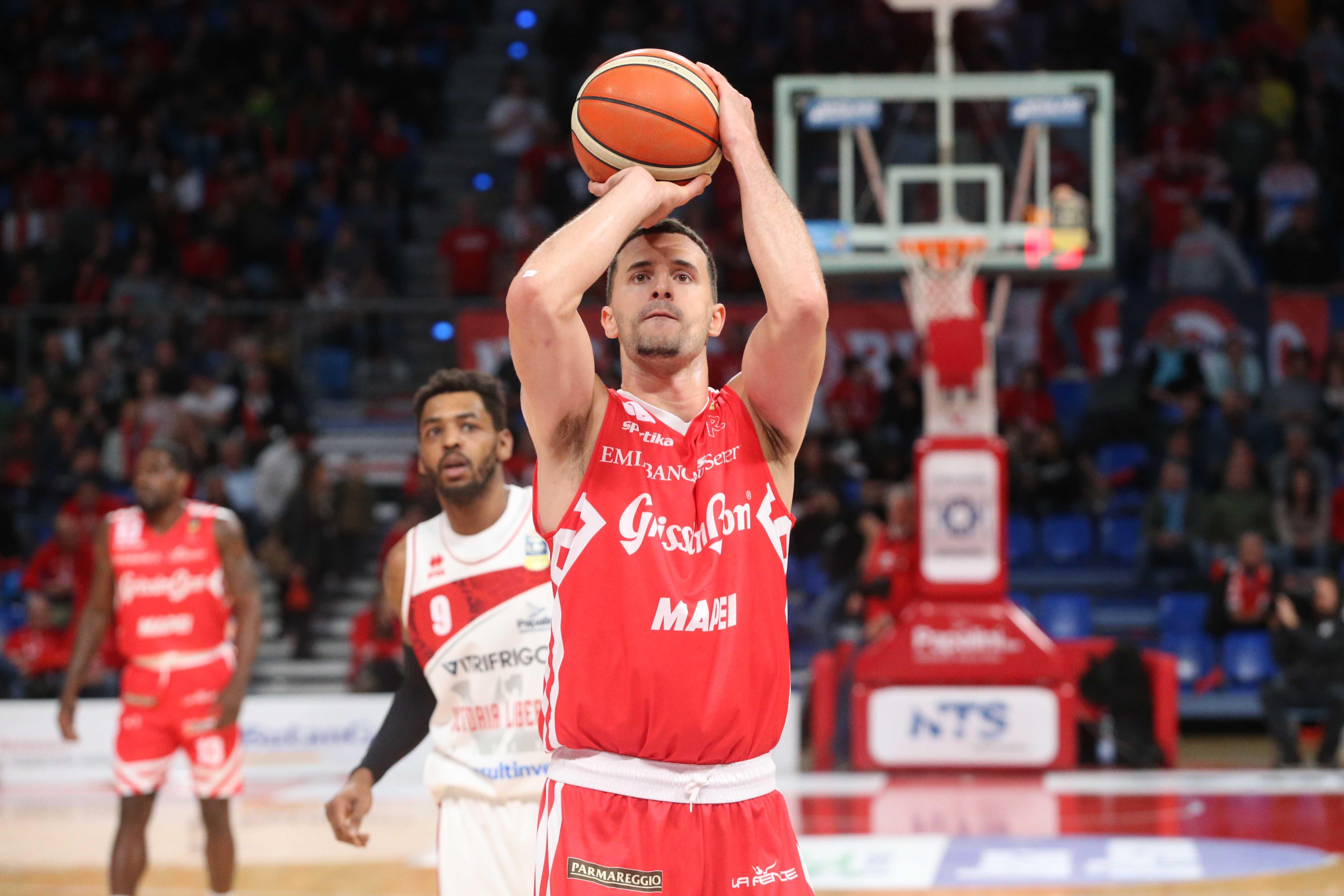 L'ala biancorossa Raphael Gaspardo in lunetta nel match salvezza a Pesaro