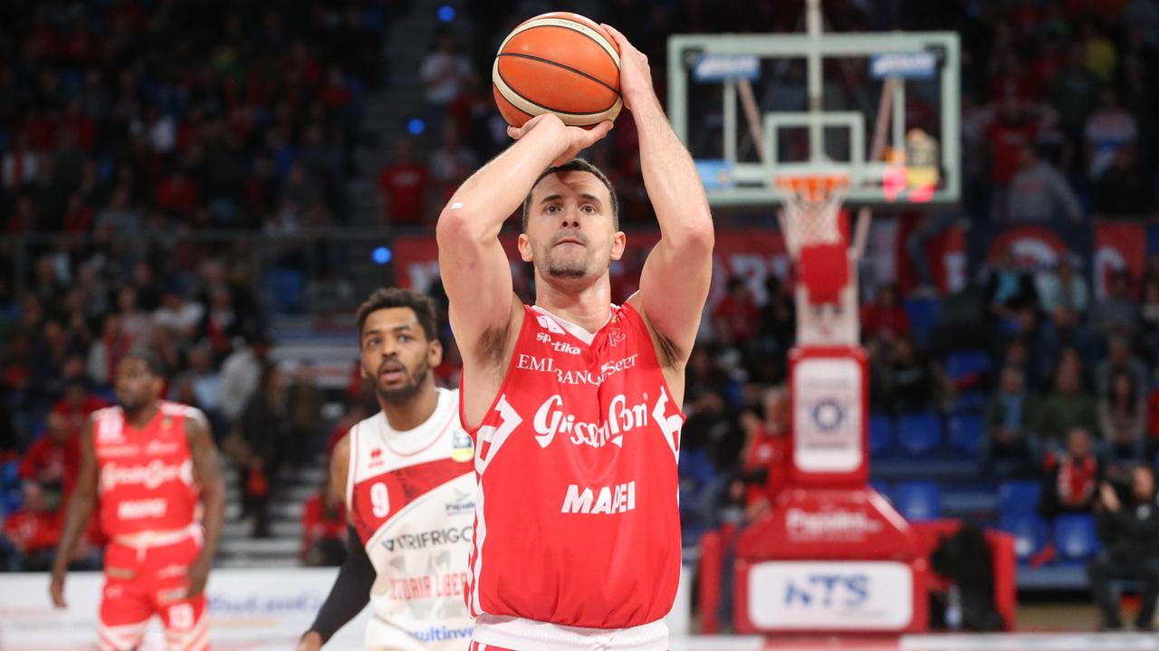 L'ala biancorossa Raphael Gaspardo in lunetta nel match salvezza a Pesaro