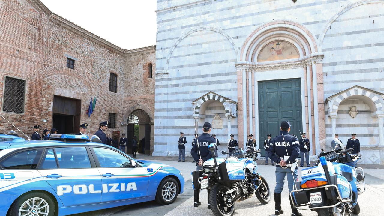 Auto e moto della polizia a Lucca (foto d'archivio)