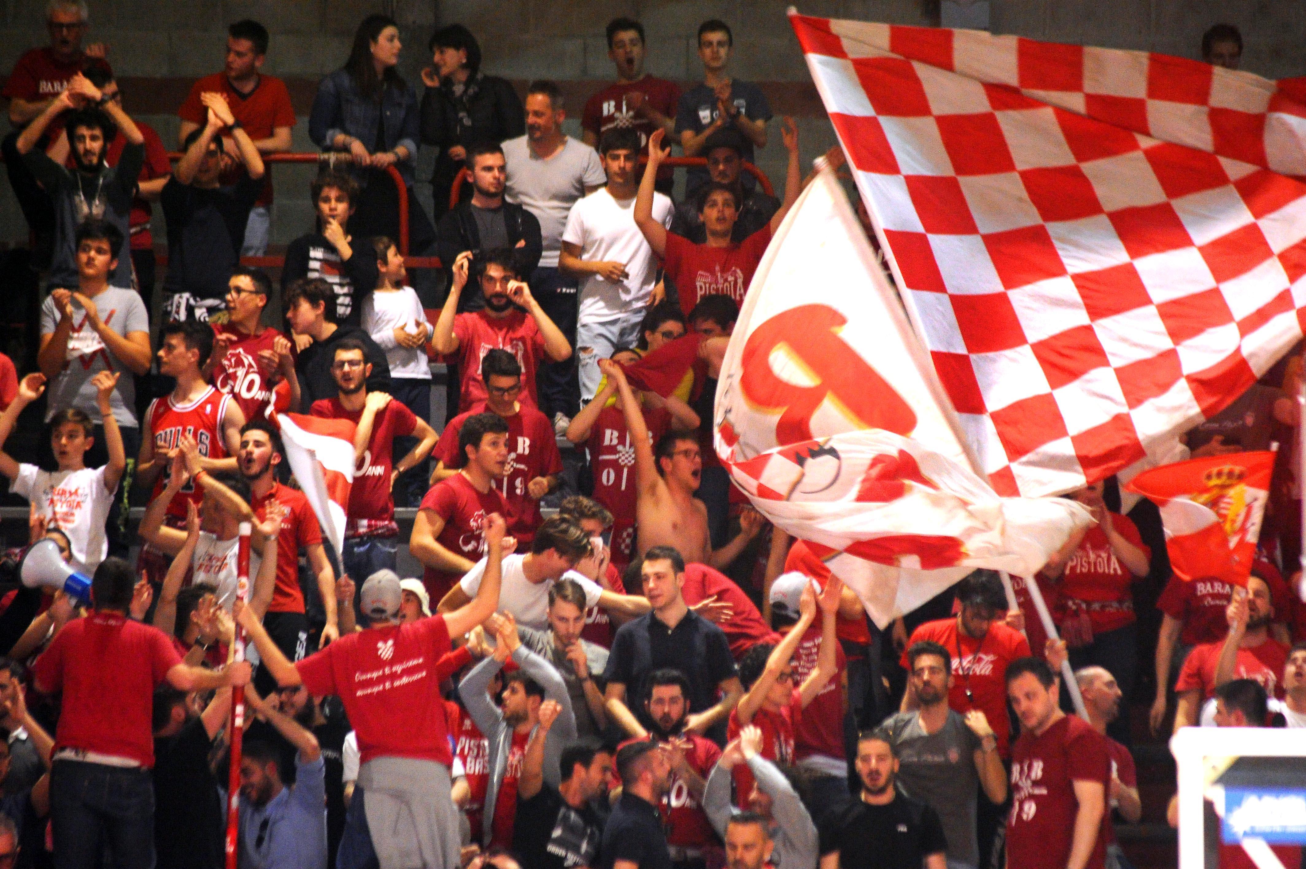 I tifosi della Baraonda Biancorossa al PalaCarrara