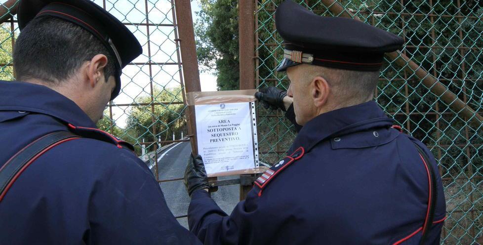 20 ottobre 2011: i carabinieri mettono i sigilli ai cancelli della discarica