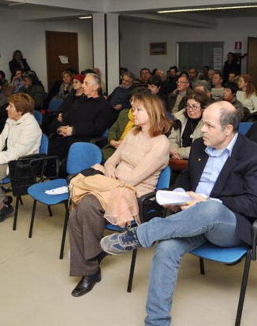Donoratico, sala gremita per due parroci in prima linea 