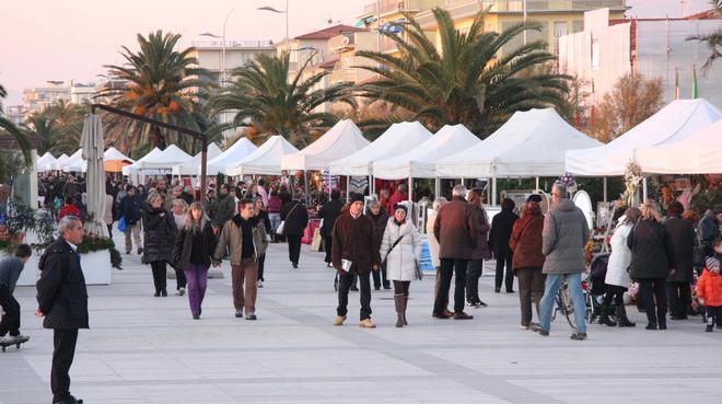 Mercatini, lo scontro sui bandi diventa politico 