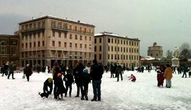 Neve su Livorno e la città va in tilt 