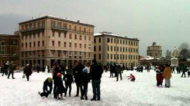 Neve su Livorno e la città va in tilt