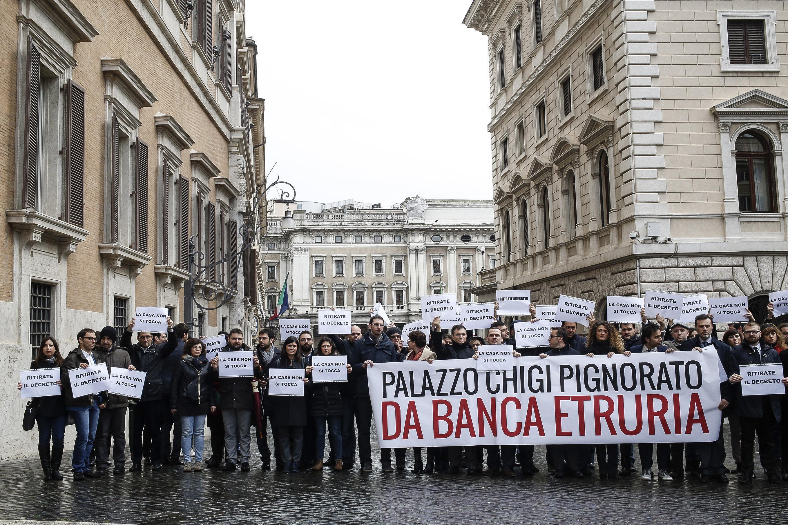 Una protesta dei "beffati" di Banca Etruria del 2016