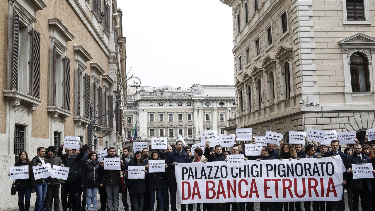 Una protesta dei "beffati" di Banca Etruria del 2016