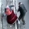 Picchiata in strada dal marito in pieno giorno - Il video della violenza 