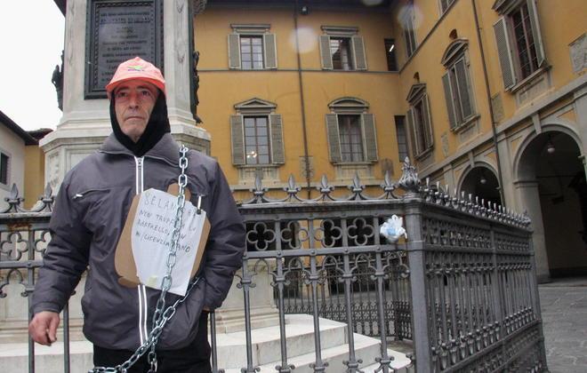 Si incatena davanti al Comune 