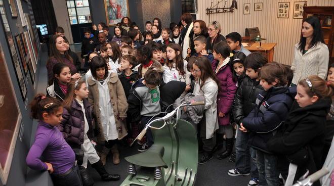 I bimbi scoprono le origini della Vespa 