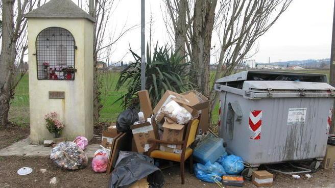Il tabernacolo della Madonna ricoperto di rifiuti