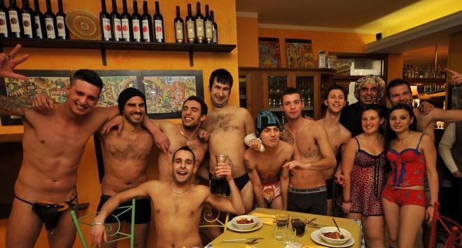 A tavola in mutande per ridere della crisi e cenare a scrocco 
