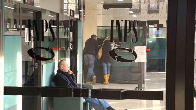 Ancora anni al lavoro o la rinuncia ai soldi, esplode la rabbia