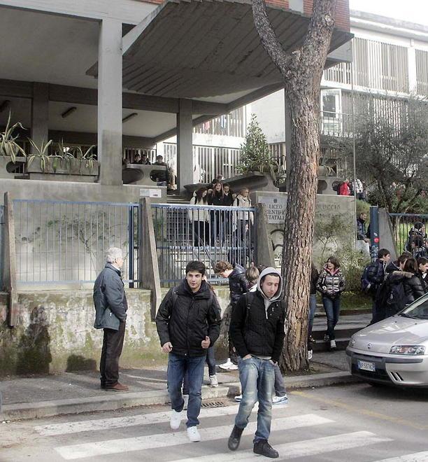 Salutati, autogestione con gli studenti al posto dei professori 