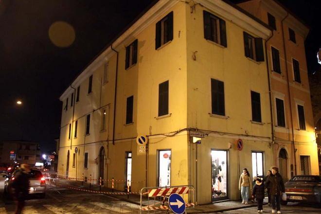 Terremoto, evacuate 5 famiglie da una palazzina in centro a Massa 