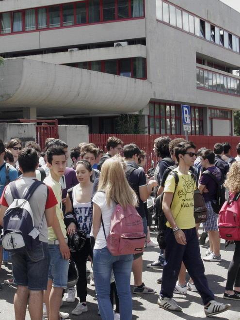 Le iscrizioni a scuola si fanno su Internet 