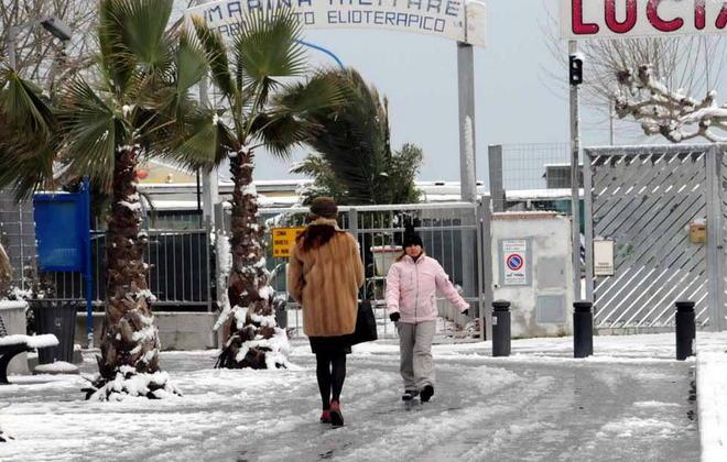 Oggi riaprono le scuole ma è emergenza ghiaccio 